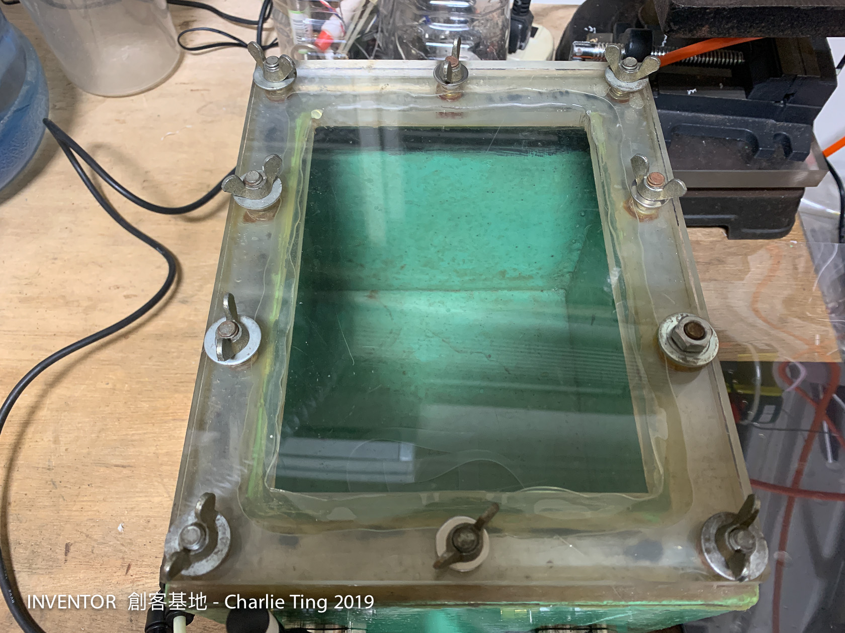 用來作為負壓源的金屬桶子,是二十幾年前搞的東西,現在還是很好用。密封膠環是用克難的熱熔膠弄成的,密閉效果很不錯呢,簡單又便宜。