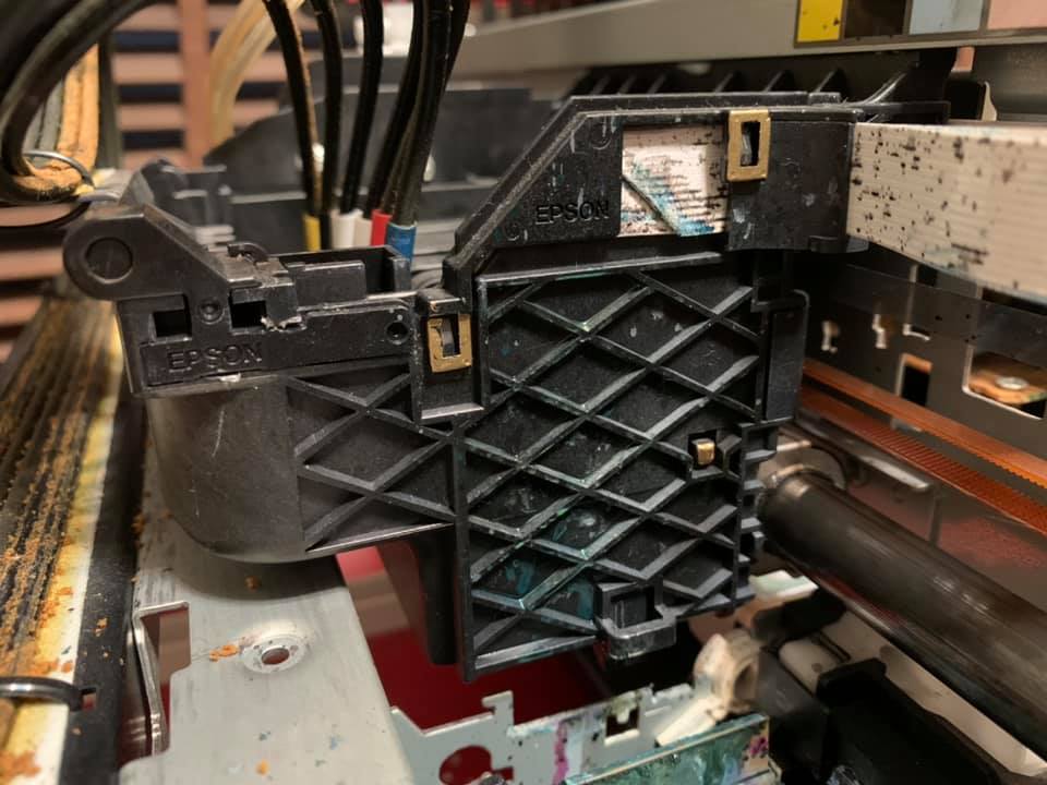 以金漆標註的就是 EPSON 1390 墨車排線擋板的卡扣位置,稍微翹一下就可以翻起來了