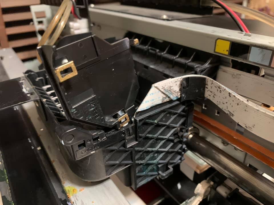 EPSON 1390 墨車排線擋板,金漆標註的是卡扣位置,翹一下就可翻起