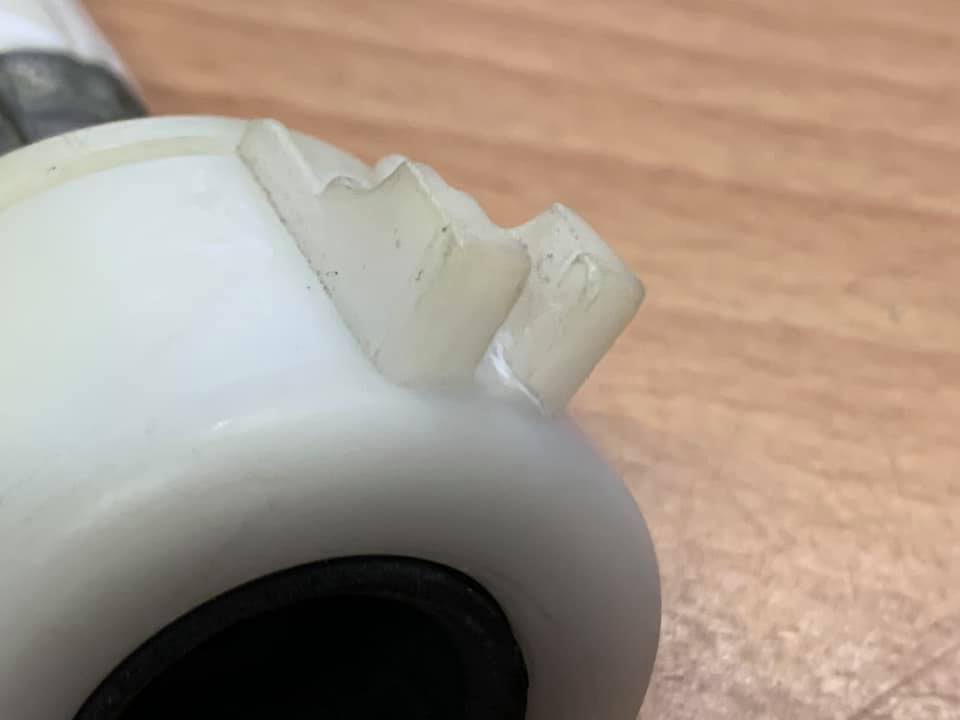 仔細檢查一下,發現那個塑膠掛耳裂了,所以鏈子掛不住,只要水槌作用一震就彈開,然後水就噴出來了。