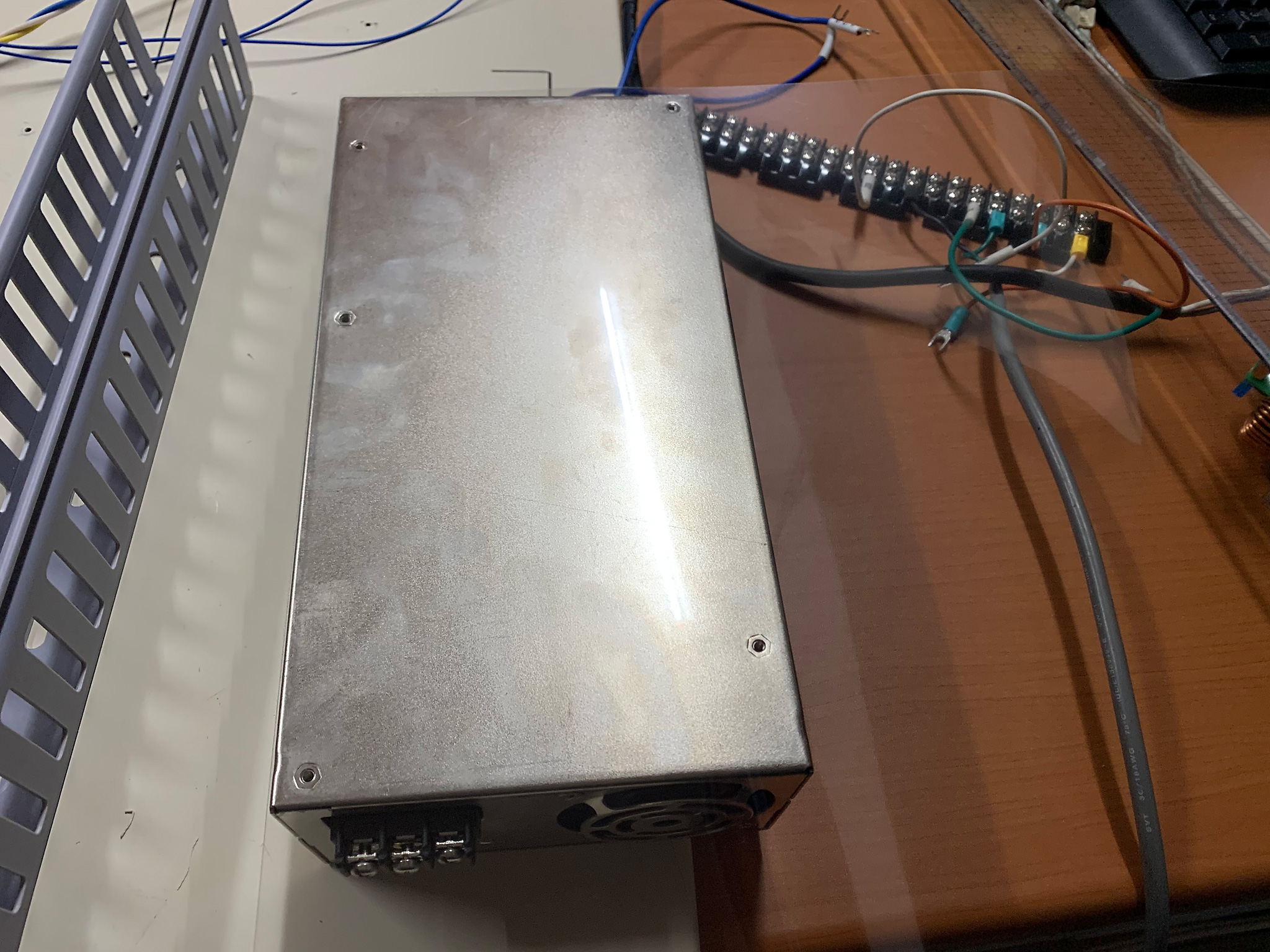 這時,你會需要一張投影片(或類似的材料均可)將它的某邊對齊電源的一個角落。