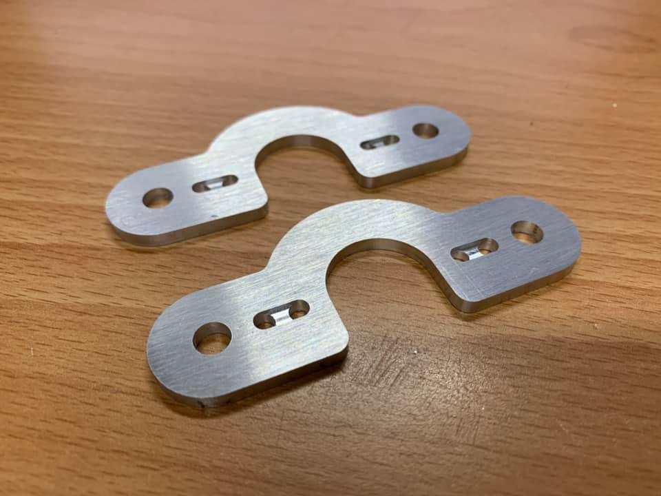 丟到CNC去跑二十幾分鐘,鋁製的固定板就完成了。