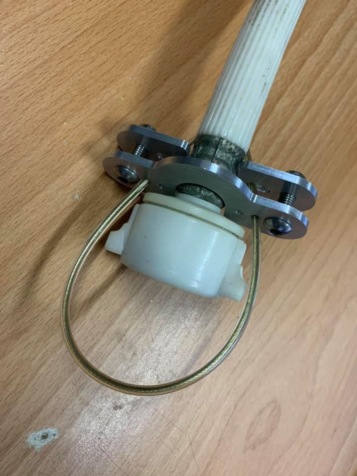 概念很簡單,因為管子兩端都有接頭,所以用兩片夾起來的方式處理,再用 6mm 的螺絲固定,而勾住水管的線改用包有膠膜的不鏽鋼線,這個線的固定方式也很簡單,就是利用兩片鋁板的二個錯位孔,讓錯位的變形把線材夾住。