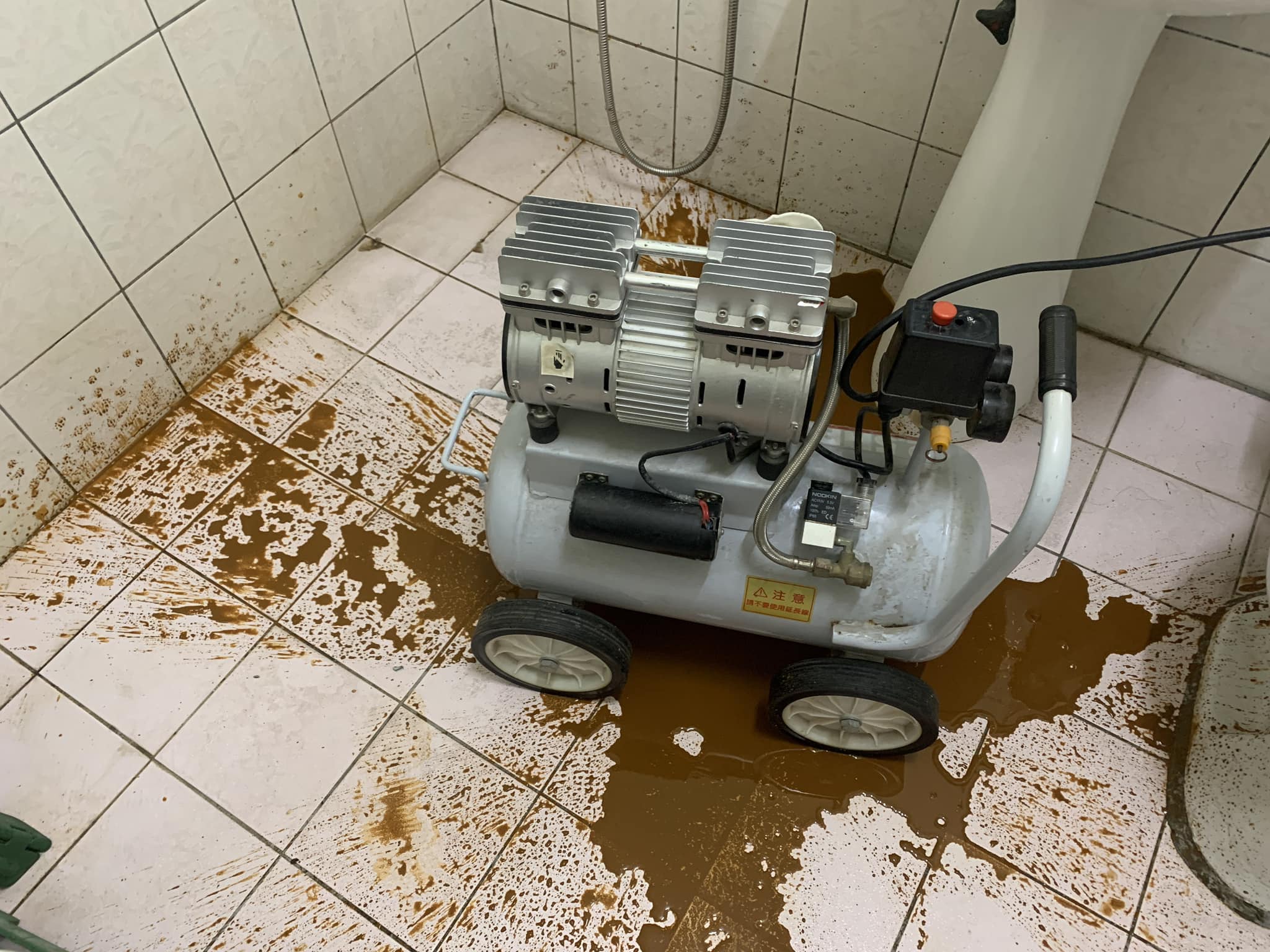 氣瓶裡的冷凝水顏色再紅一點就像命案現場了,這真的是要定期排除才行!