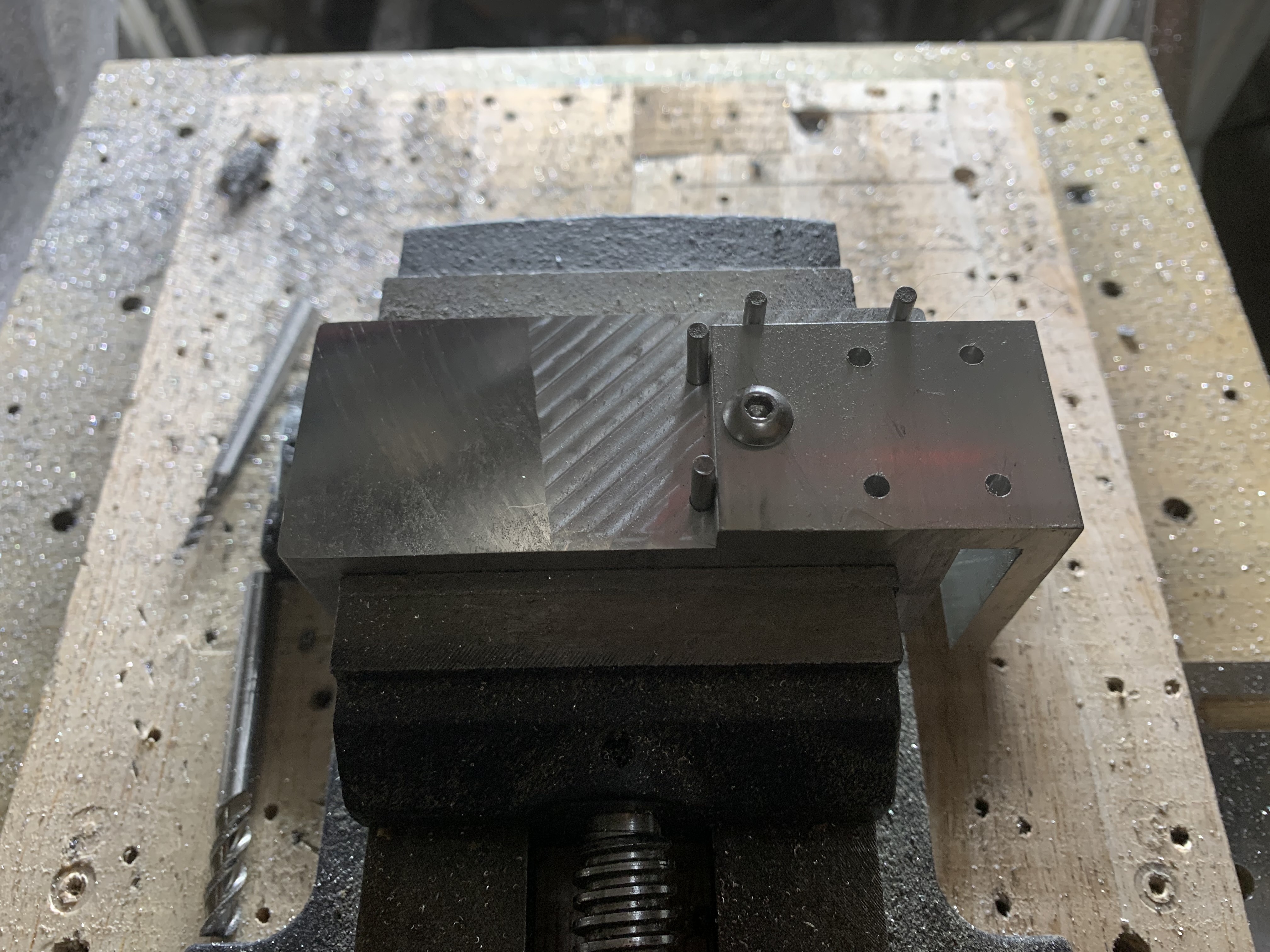 手邊沒有適合的夾具,只好拿個鋁塊銑出平面來定位。