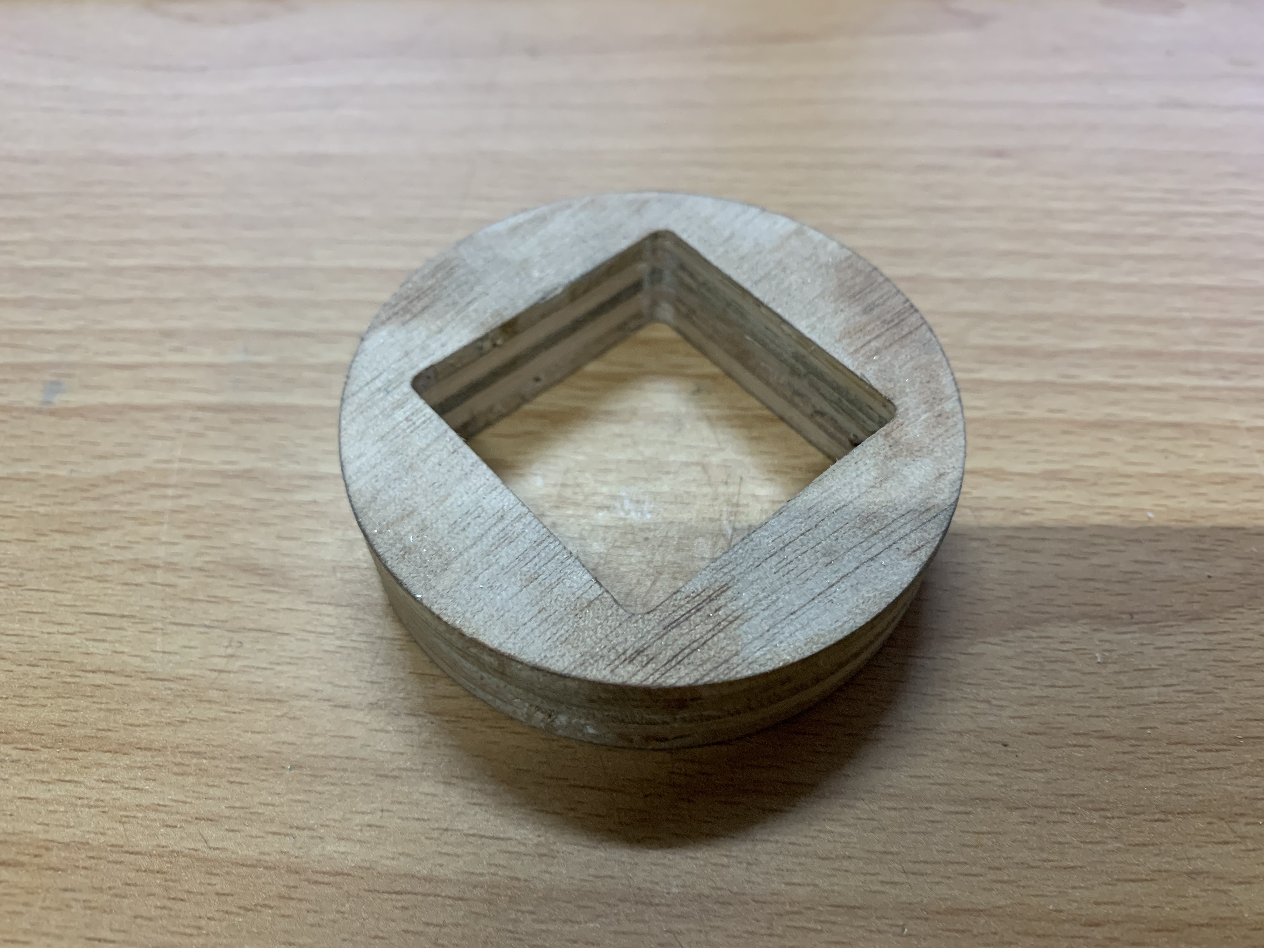 這個因為沒受多少力,也只用一次而已,就隨手拿個夾板銑成治具了。