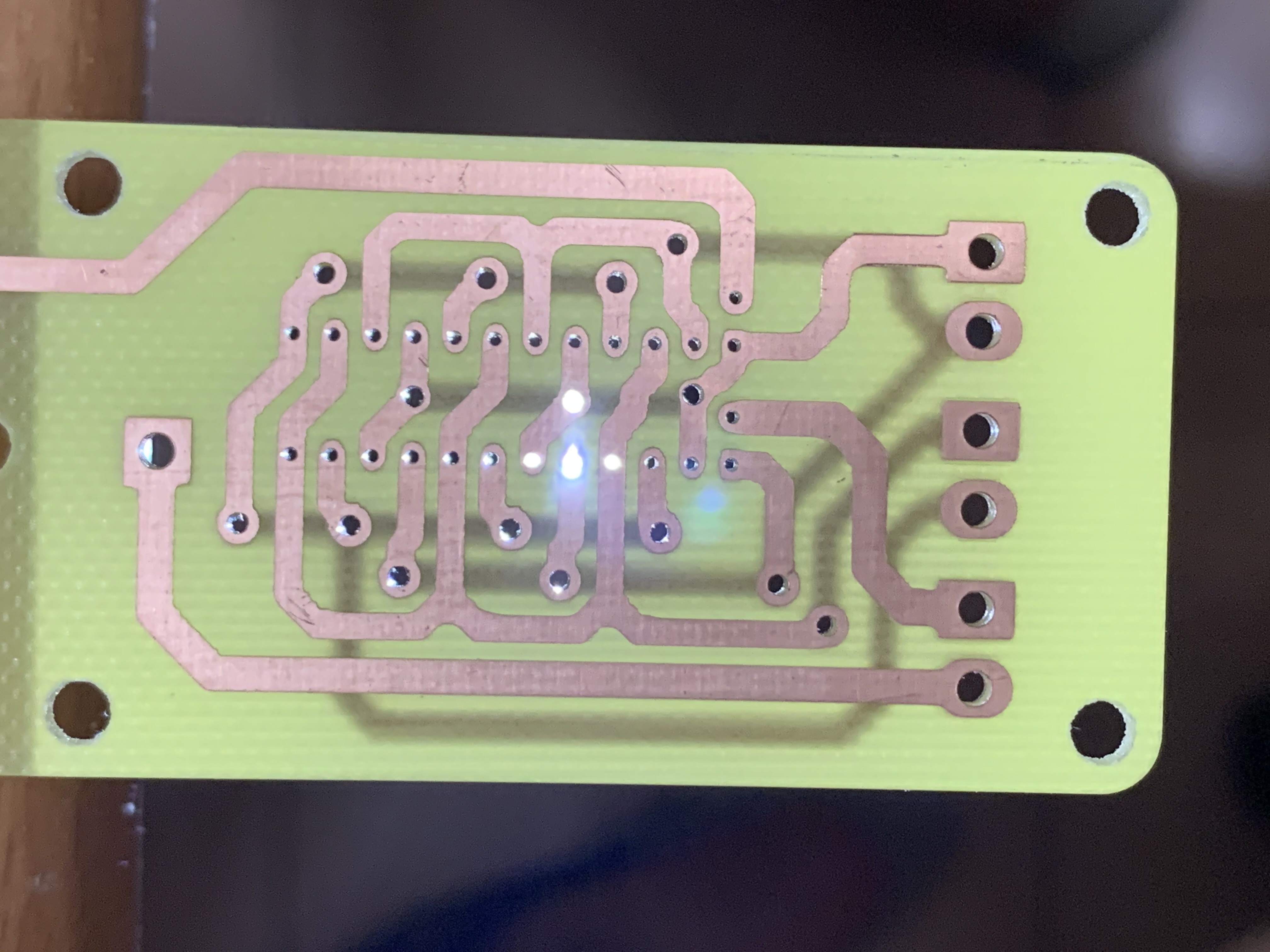 看似複雜其實簡單的線路,就是把電池的電分別接到攻牙和鑽孔馬達,讓它能正反轉而已。但因為電流大,所以線路比較粗,要用雙面板才行。