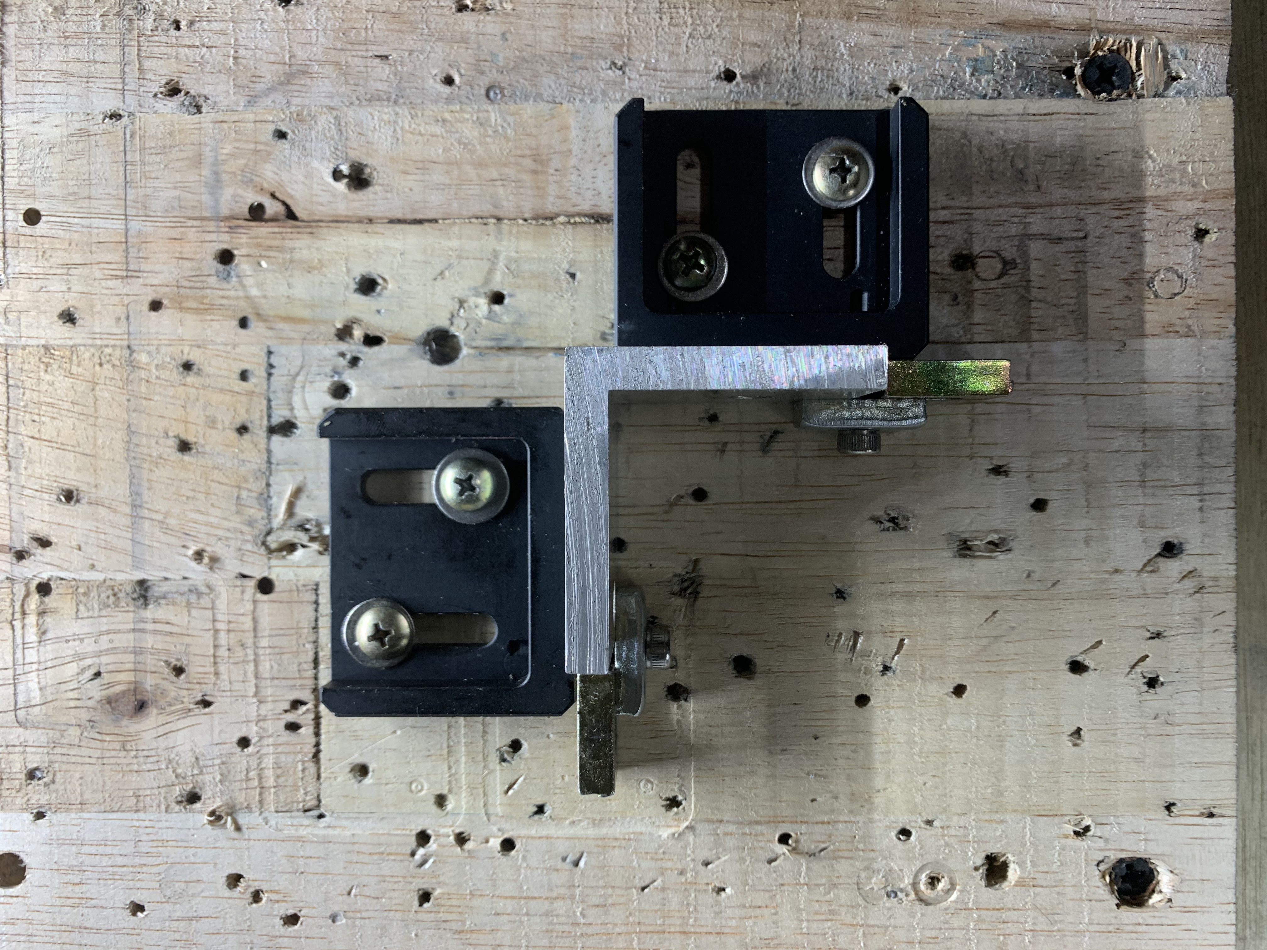 側面加工,一樣是用很陽春的方式固定。