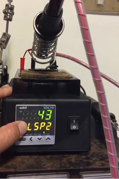 以 azbil SDC15 為控制核心的溫控烙鐵，透過 PT100 測溫控制 SSR 供電，再用多組參數(SP)切換達到快速選定溫度的功能。