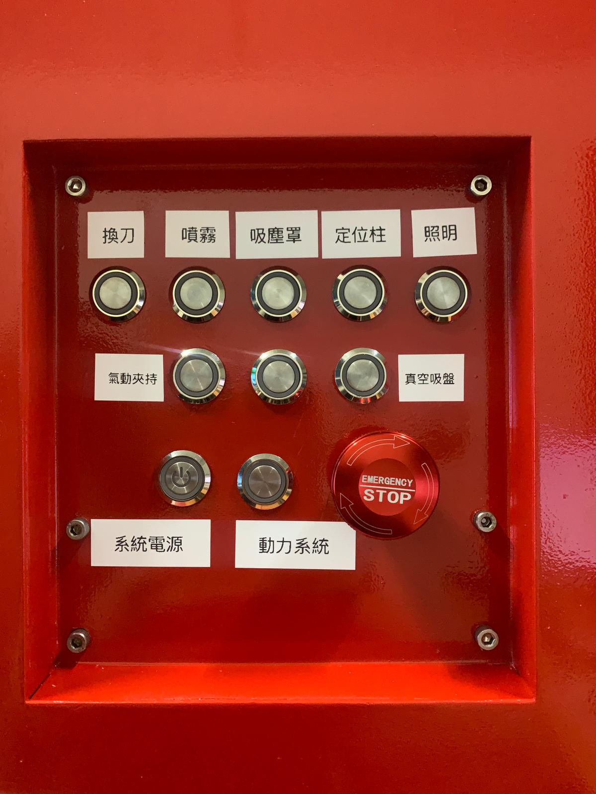 自組的 CNC 電控箱,採用快拆的方式方便去接不同的 CNC