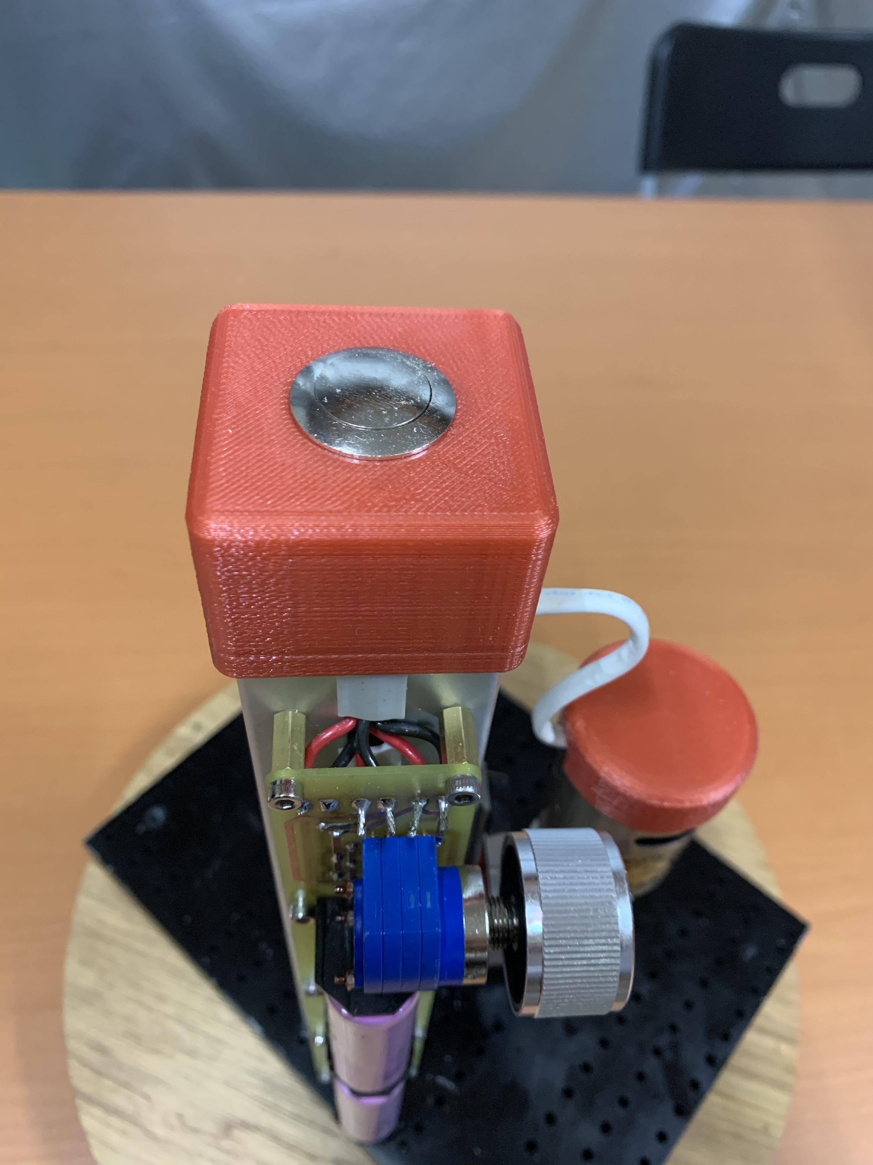 按壓上方的按鈕開關就能鑽孔或攻牙