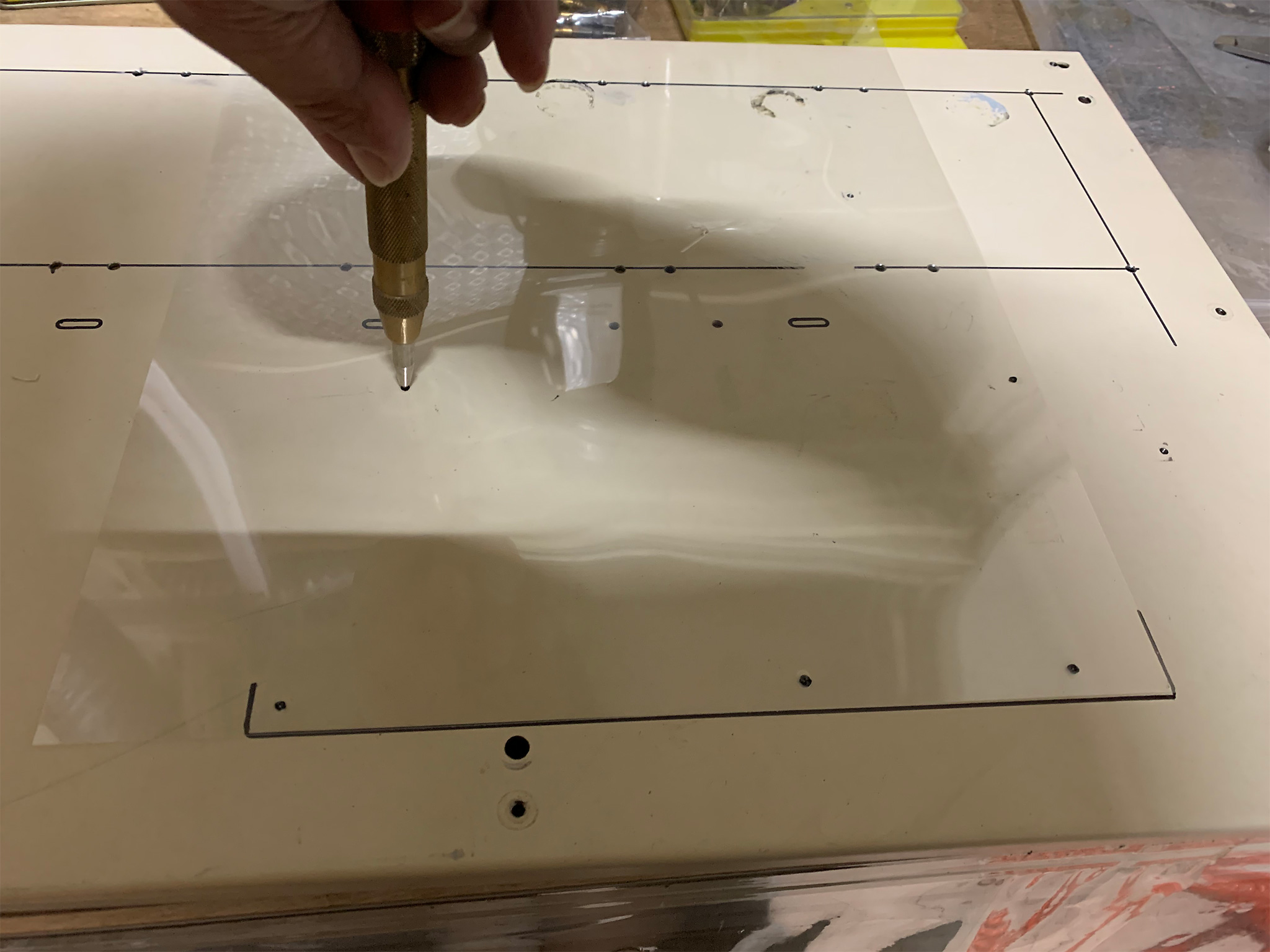 再用中心衝在塗黑的點上衝出中心點,然後鑽孔。