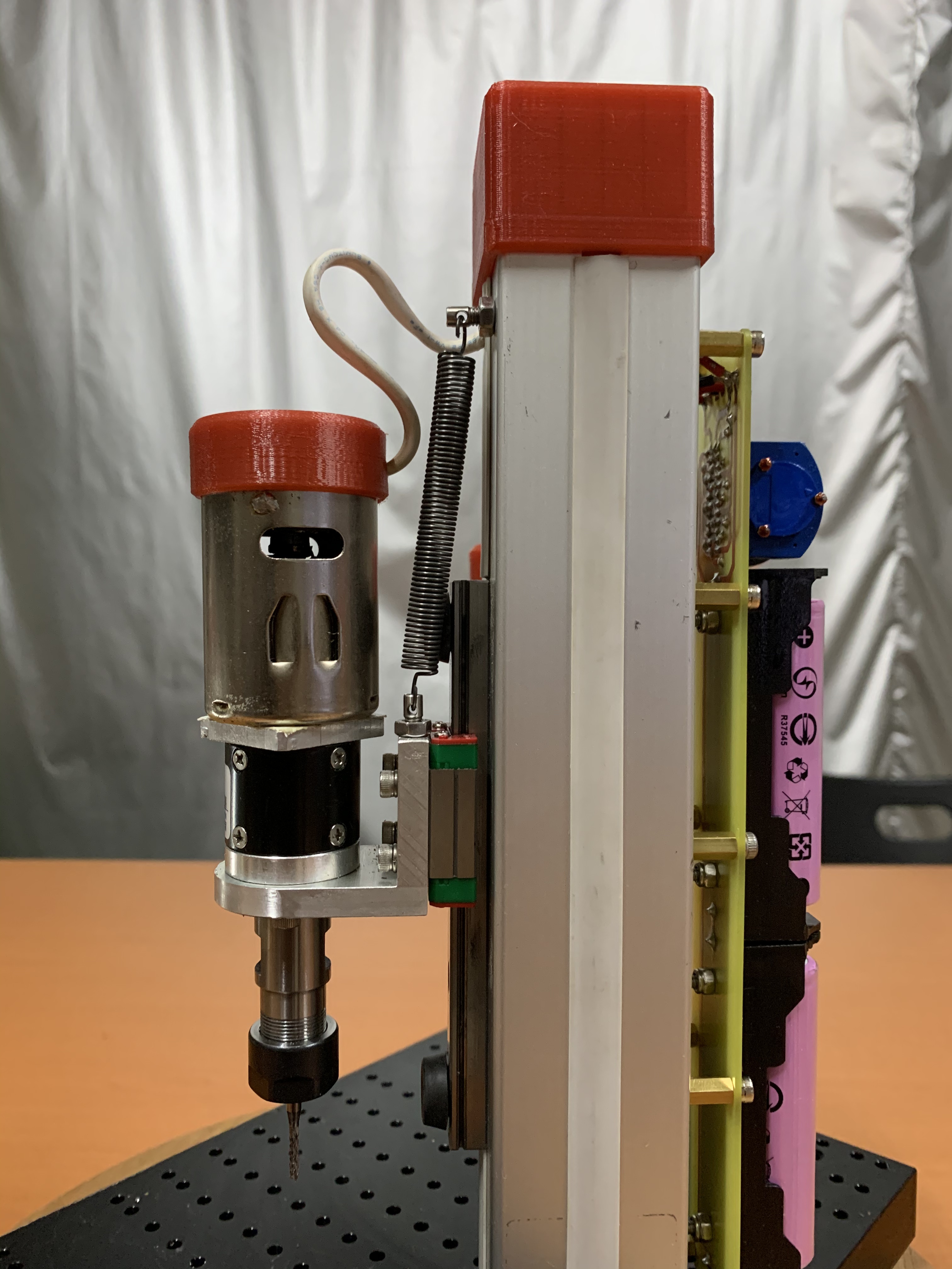 成品側面照,鑽孔的部份有用彈簧拉著