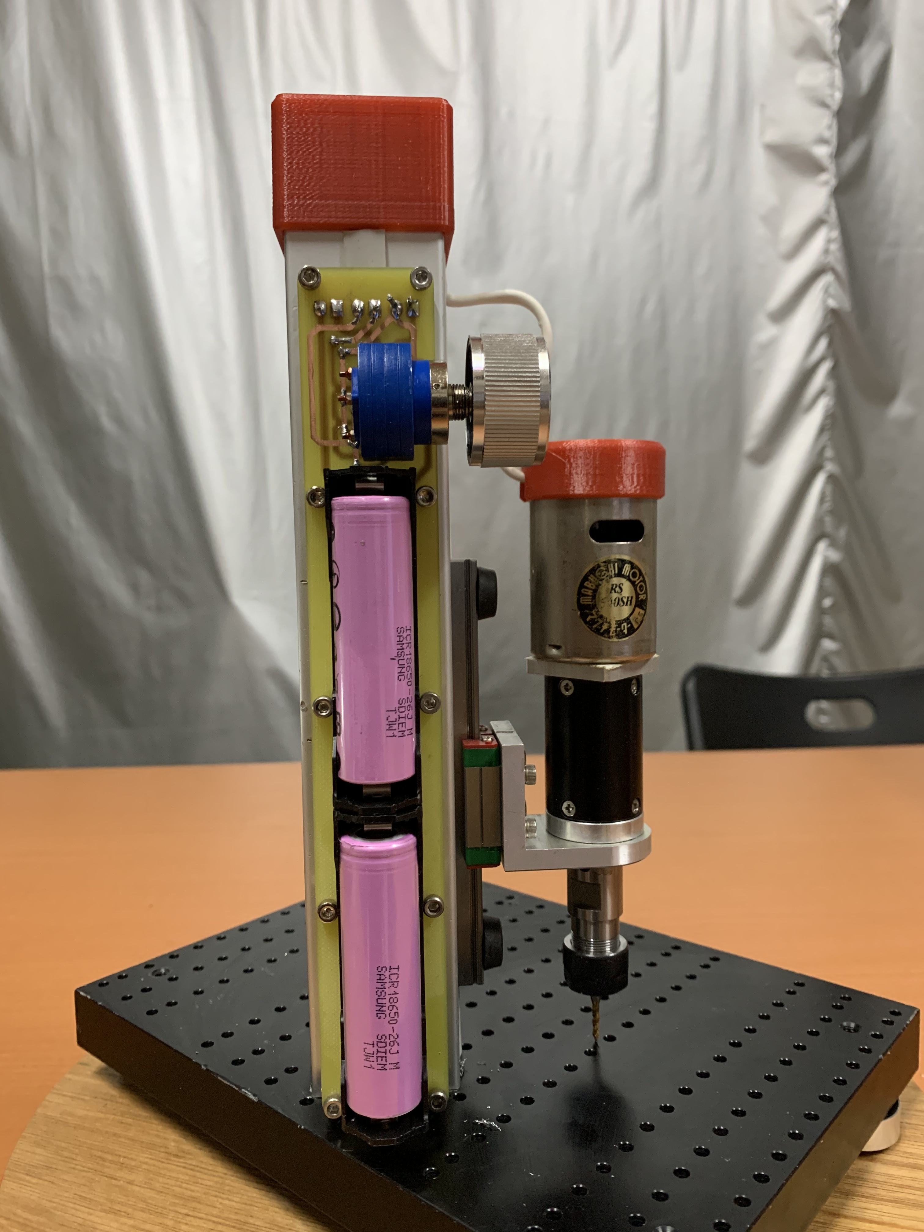 拿鋁擠當立柱加線軌就能上下