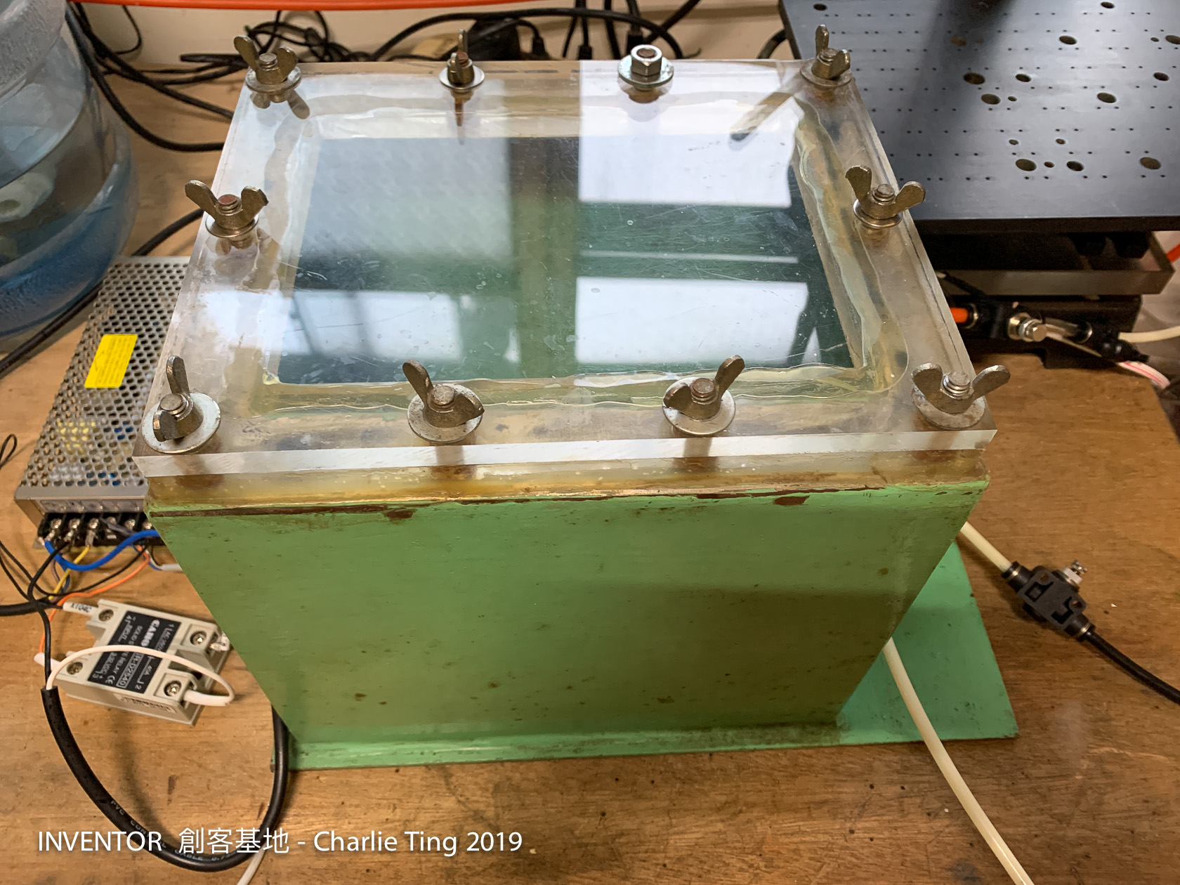 這個金屬方桶是二十幾年前拿來作實驗的,最重大的發現是蟑螂就算在真空中也不會爆體而死。XDD