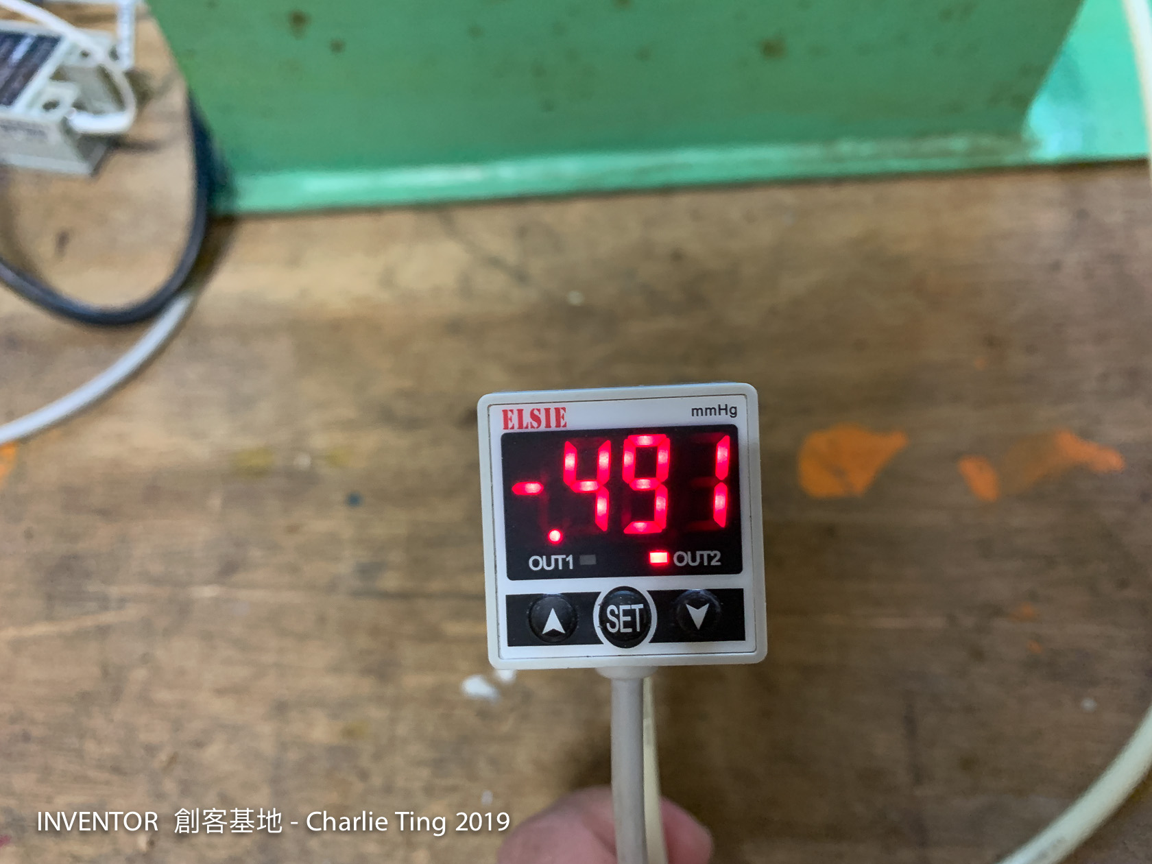 ELSIE P20V-02-F1 負壓錶頭,使用簡單,有二路輸出。目前只透過 OUT1 來控制馬達讓真空桶維持在一定的負壓範圍。