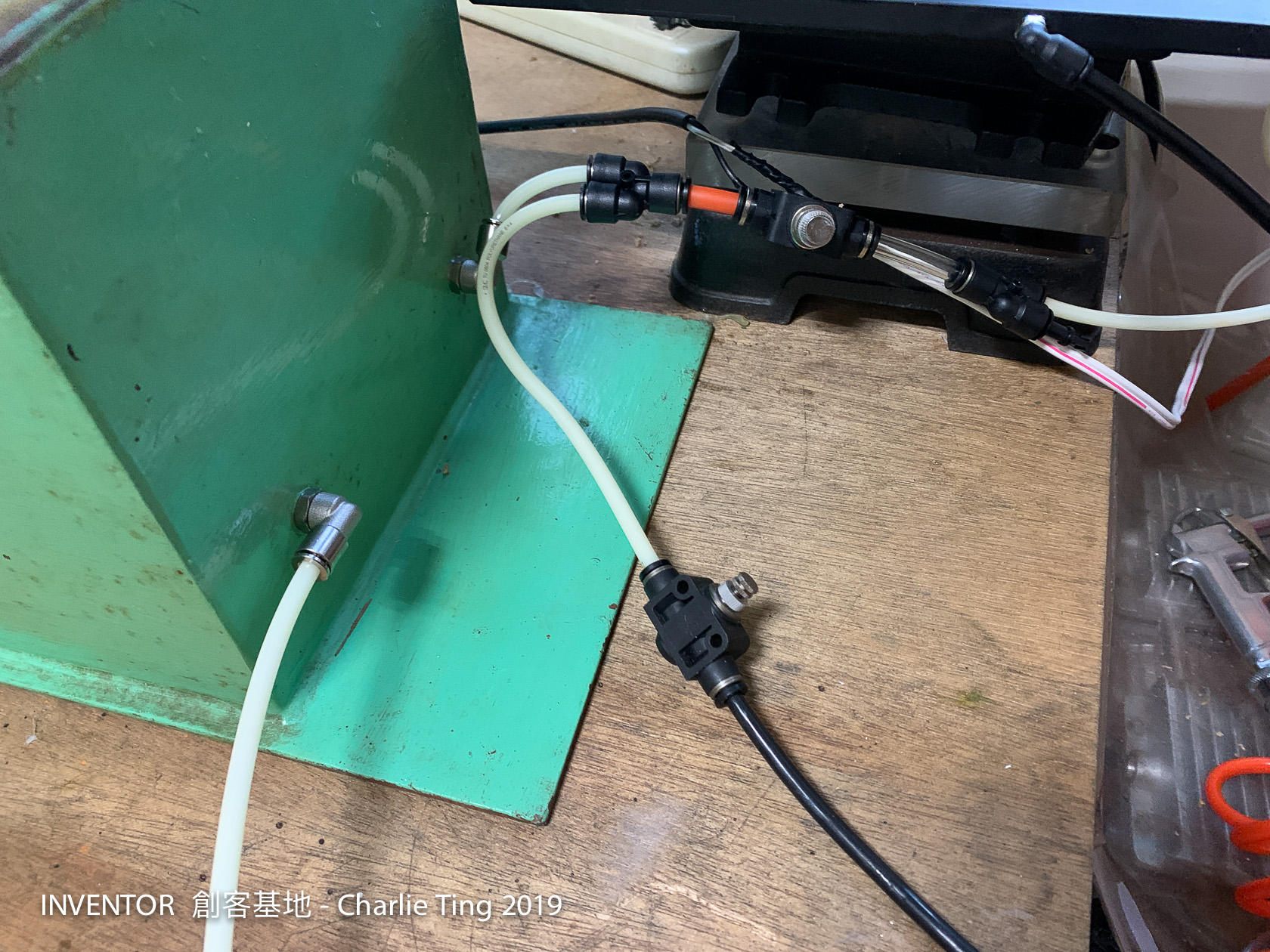 有一點複雜的氣管分配,主要是手邊的管材口徑不一,另外透過一個Y型管和止回閥讓抽氣和接到吸盤的氣路分流,而吸盤部份透過一個調壓閥控制抽氣速度,避免失壓速度過快。