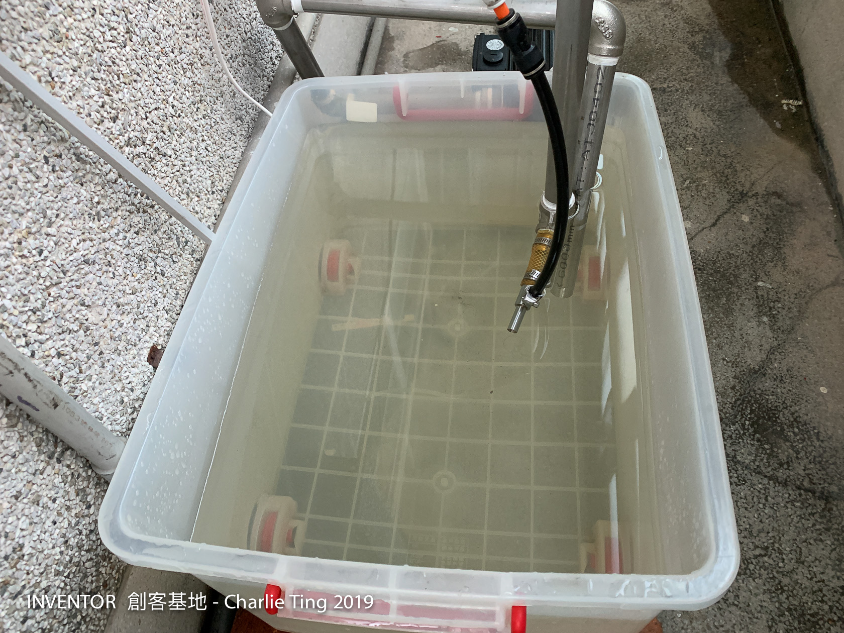 去材料行買了一堆不鏽鋼管和接頭,接到也是從回收場買的抽水馬達上。