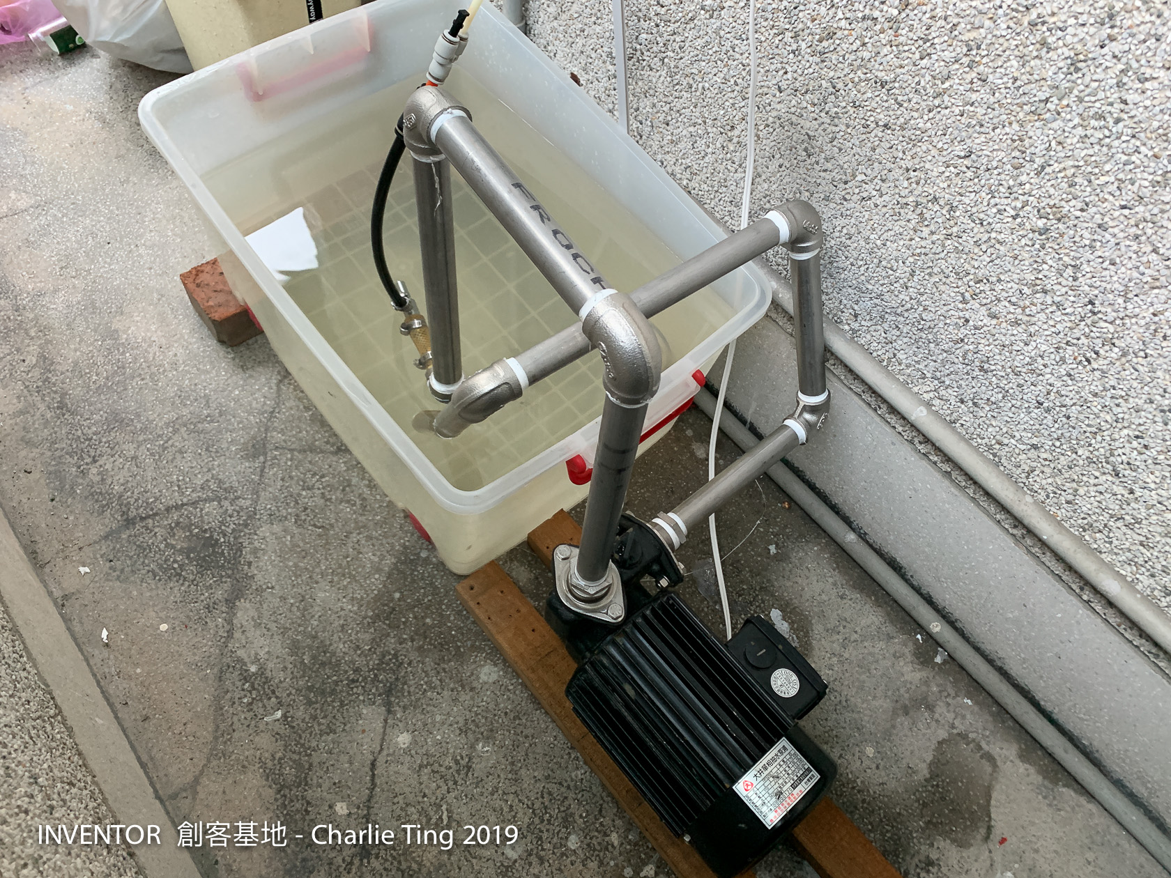 回收來的全新馬達,200塊。不鏽鋼管和接頭 600 塊。