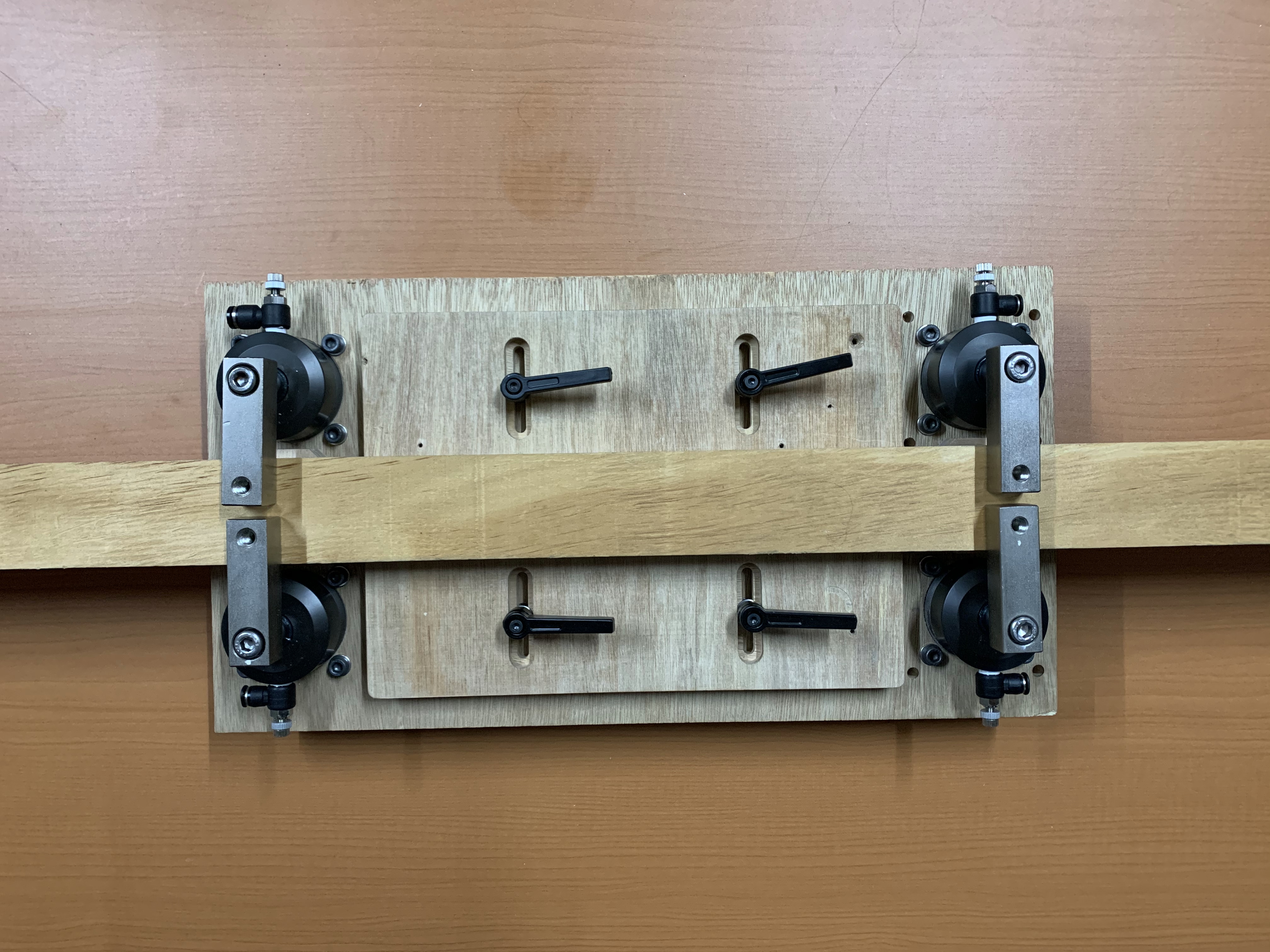 夾持固定後的狀態,中間是 CNC 的加工區。