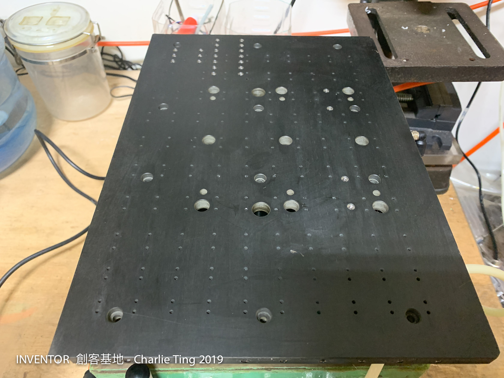 負壓產生系統之真空吸盤,目前主要拿來用在 UV 平噴機的物件固定使用。其他用不到的區域就用投影片作簡單的裁切覆蓋即可防漏。