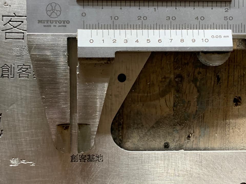 2.5mm的中文字雖然清楚,但筆劃間距已有誤差,而且線條不夠直,代表有震刀,而且深度也不深。