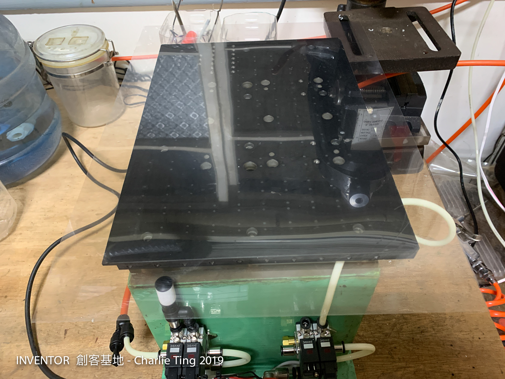 投影片這東西現在很少見,但不少地方還是很好用。要買的話透過網路購物去找比較快~~