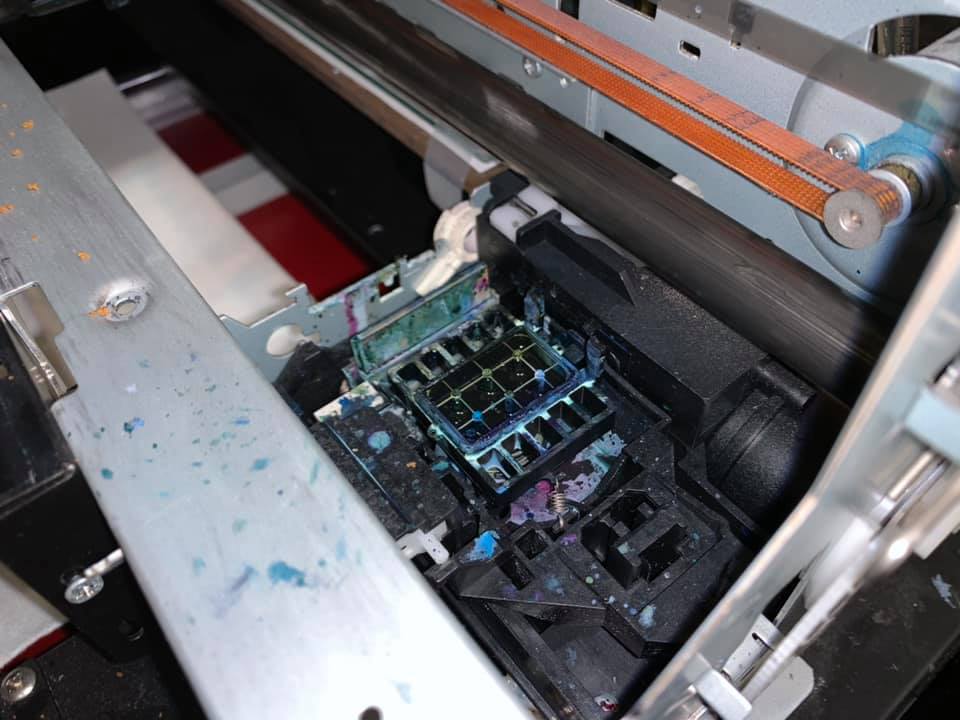 為了要擦拭刮墨板，所以在 EPSON 1390 的清噴頭程序過程中看到刮墨板升起後，立刻斷電。