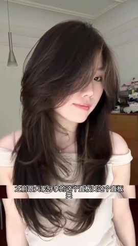 女性大波浪和瀏海的燙髮技巧