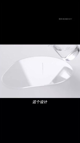 好的設計是悄無聲息地隱去自身，讓美自己説話！日本工作室 YOY 用一片 1.5 毫米的透明圓盤，做了一隻&ldquo;看不見&rdquo;的花瓶。沒有瓶身、沒有造型，卻讓花像是從水裡自己長出來&mdash;好的設計，從不搶戲～